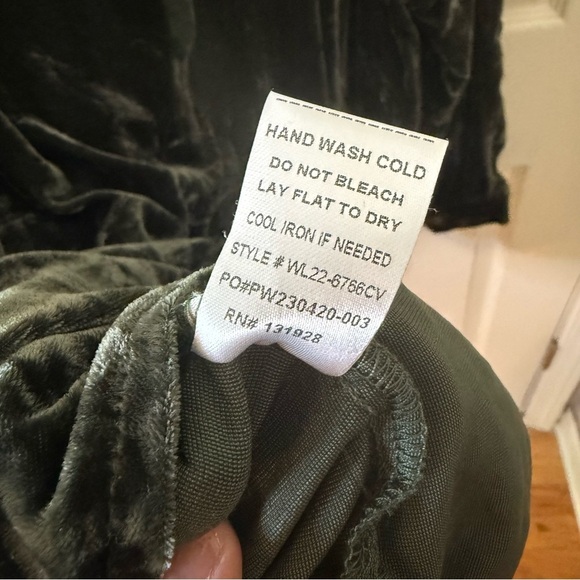 Wishlist Blouse in Dark Green velvet collared button up-size S/M - Picture 7 of 7